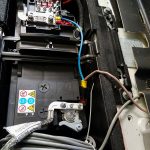 Anschluss Batterie im Motorraum.