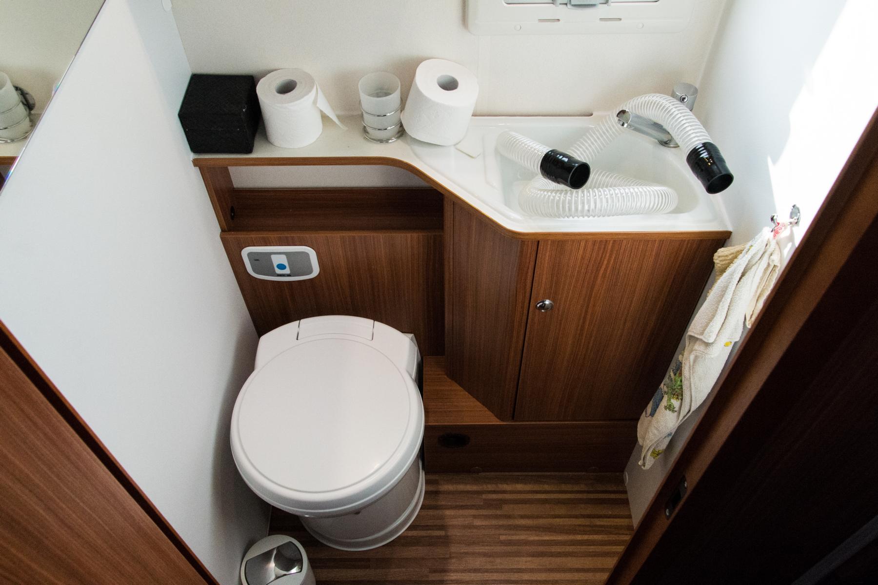 Die original Toilette im Wohnmobil felsundwald de