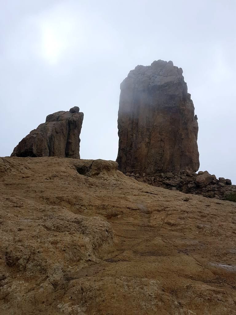 Gran Canaria: Der Roque Nublo und links davon La Rana. An beiden Felsen kann geklettert werden.